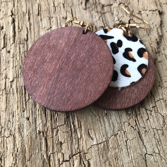 🌻4/$20 Earrings Circle Style Faux White Leopard - Picture 2 of 6